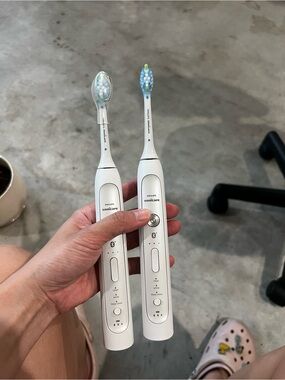 Philips Sonicare Dual White Electric Toothbrush. New without box. Was display